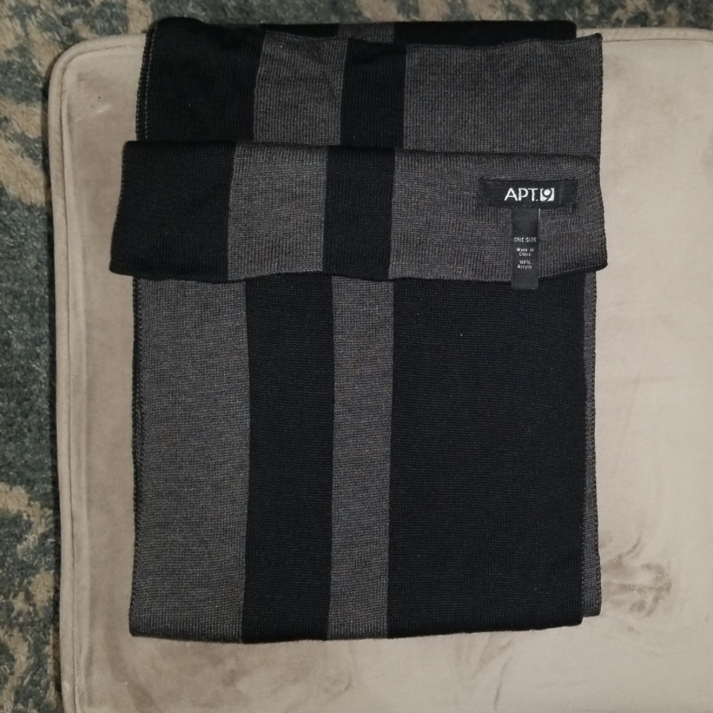Apt. 9 mens scarf in great condition